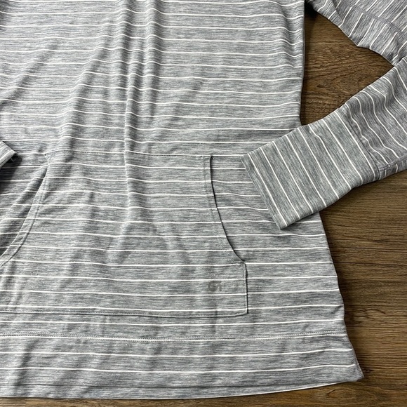 GAP GapFit Women’s Long Sleeve Grey and White Turtleneck Shirt, size small - Picture 5 of 10